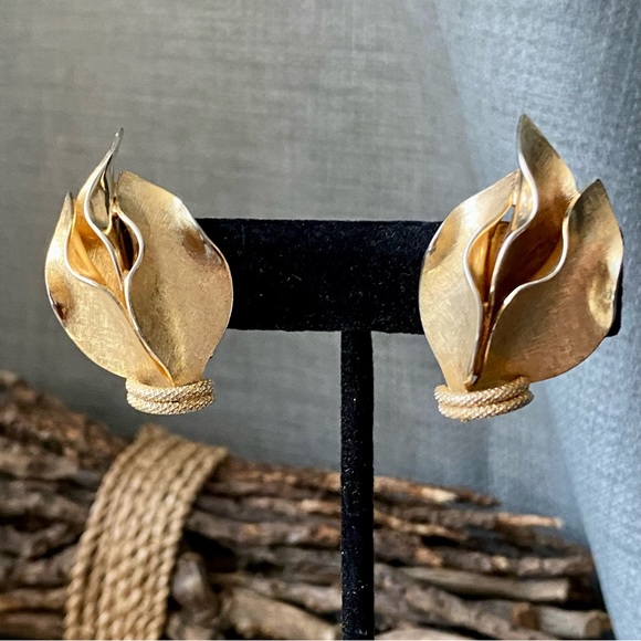 Vintage- Demi-Parure Stylized Gilt Brooch & Clip Back Earrings - Picture 9 of 13